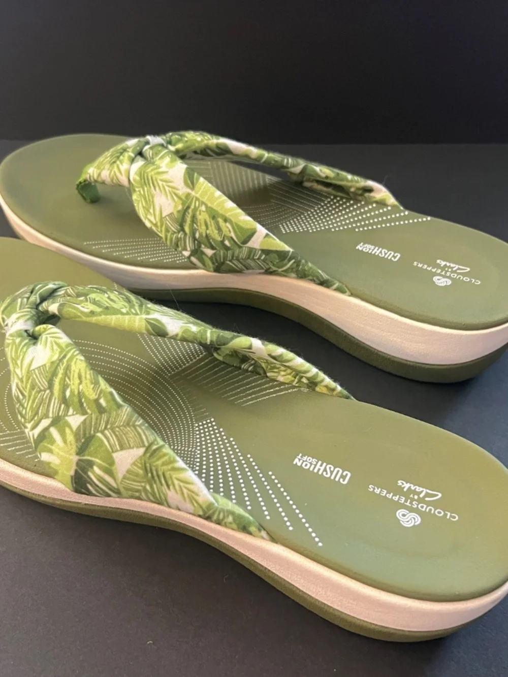 Clark’s Cloudsteppers Thong Sandals Size 9M